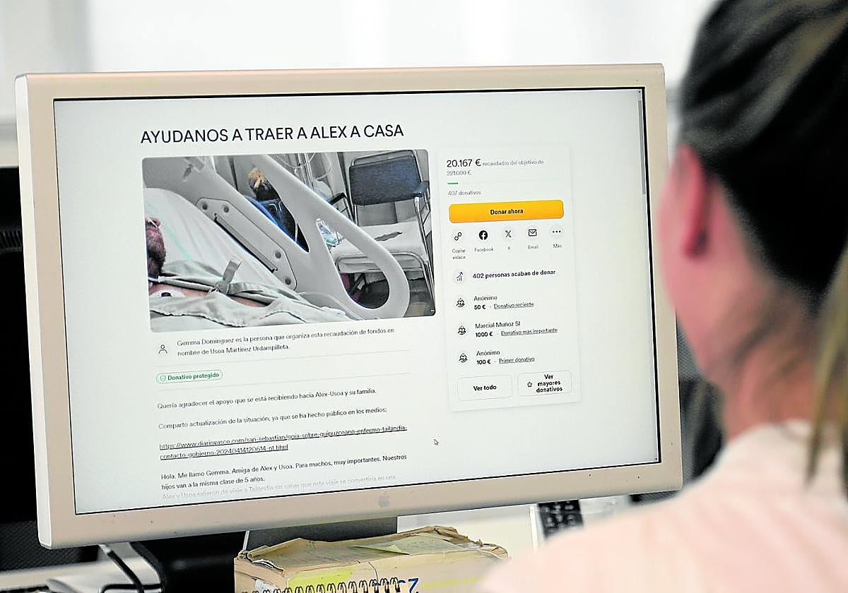 Una mujer consulta la página en la que están recogiendo donativos para ayudar a repatriar al vecino de Donostia.