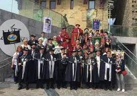 Foto de familia de los representantes de las cofradías que participaron en el Capítulo de la Anchoa.