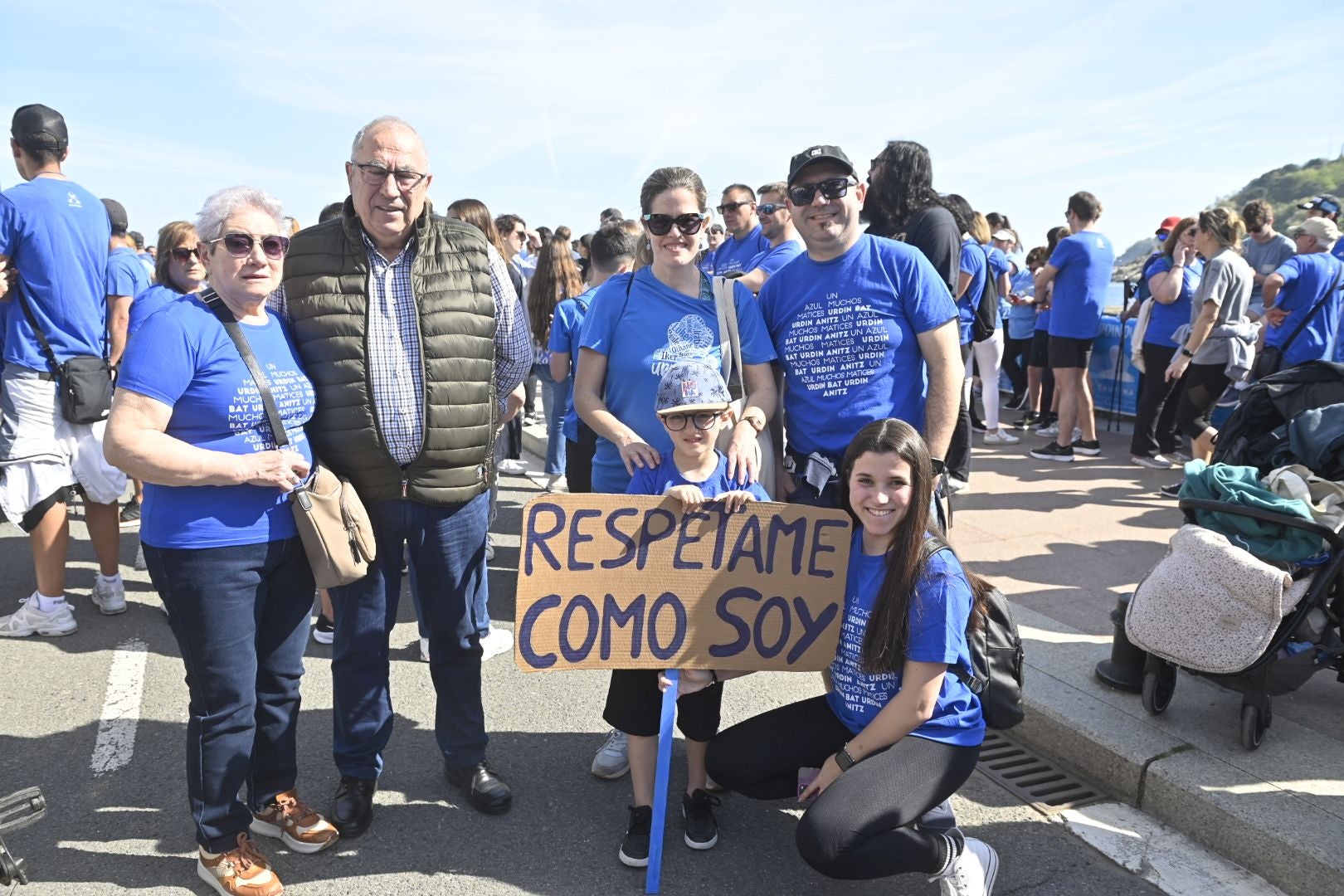 Una marcha azul solidaria con el autismo recorre Donostia