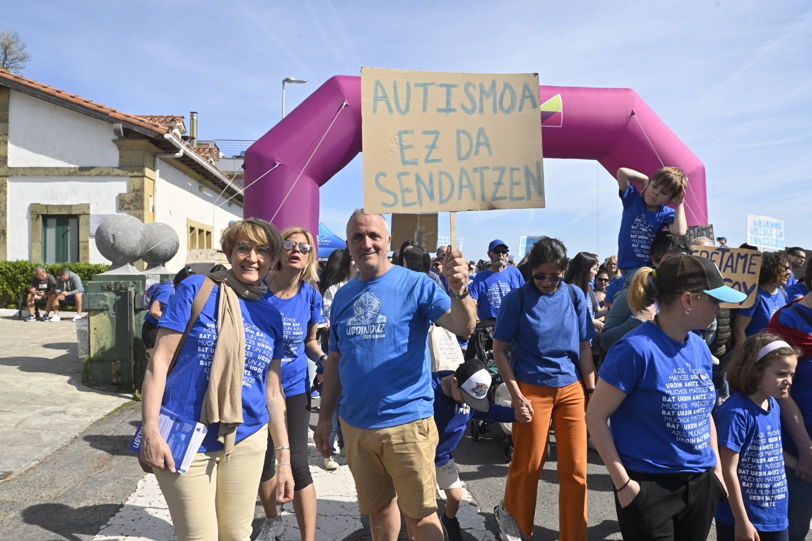 Una marcha azul solidaria con el autismo recorre Donostia