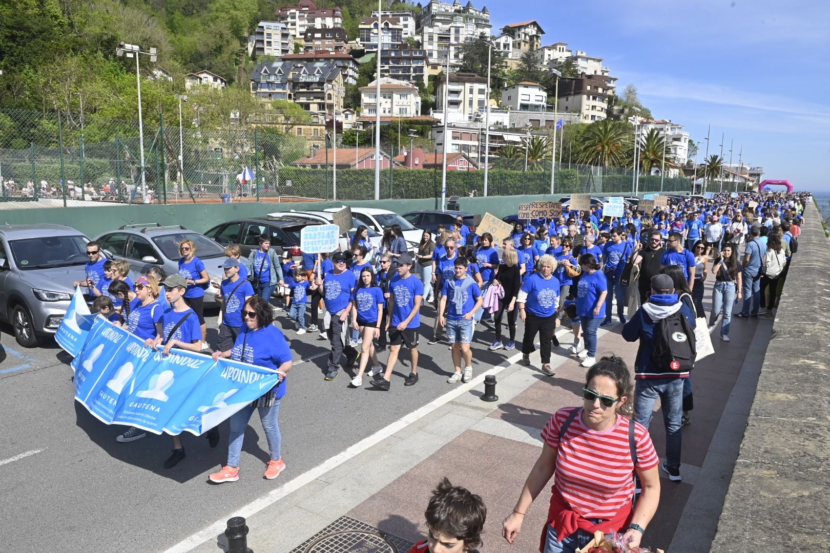 Una marcha azul solidaria con el autismo recorre Donostia