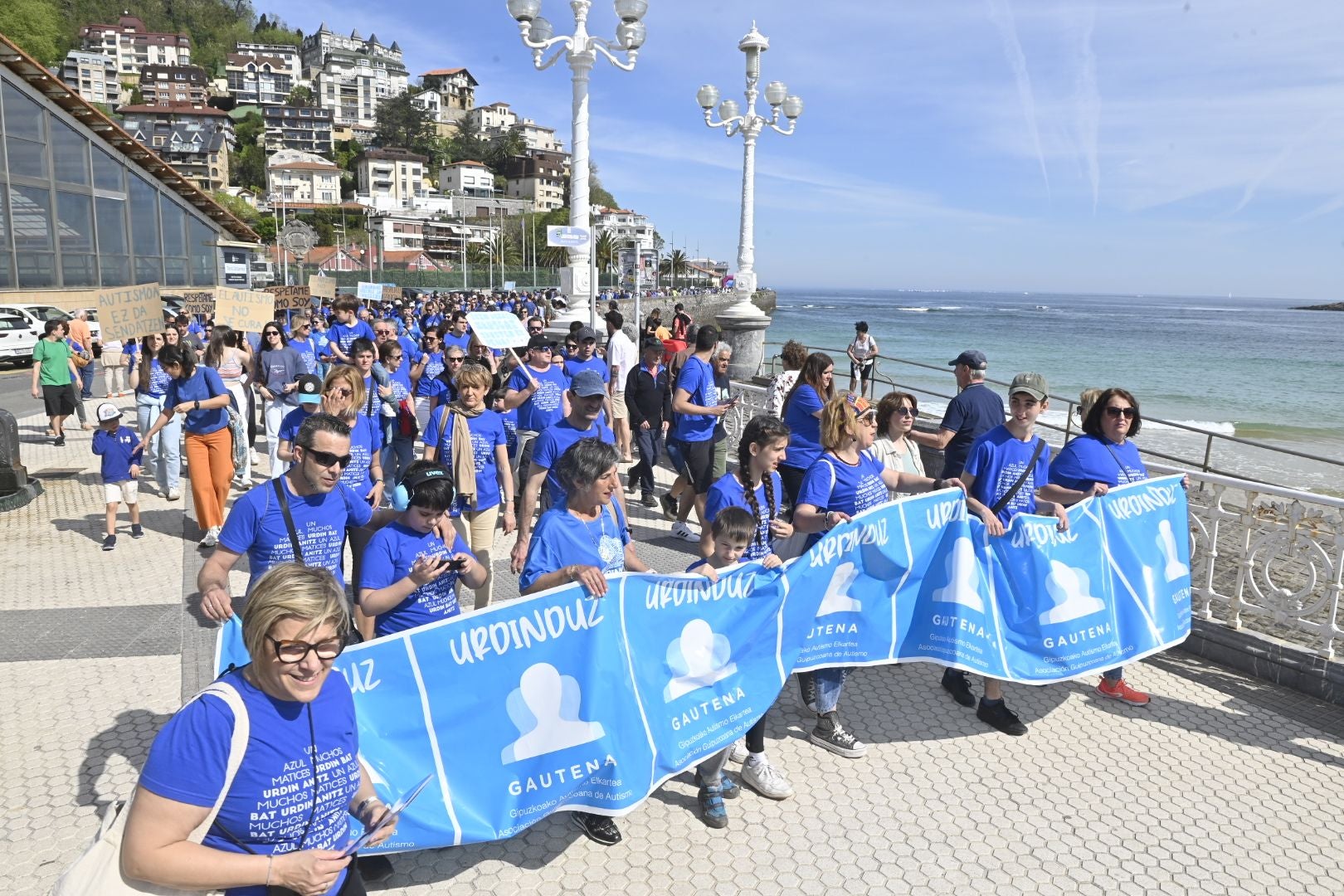 Una marcha azul solidaria con el autismo recorre Donostia
