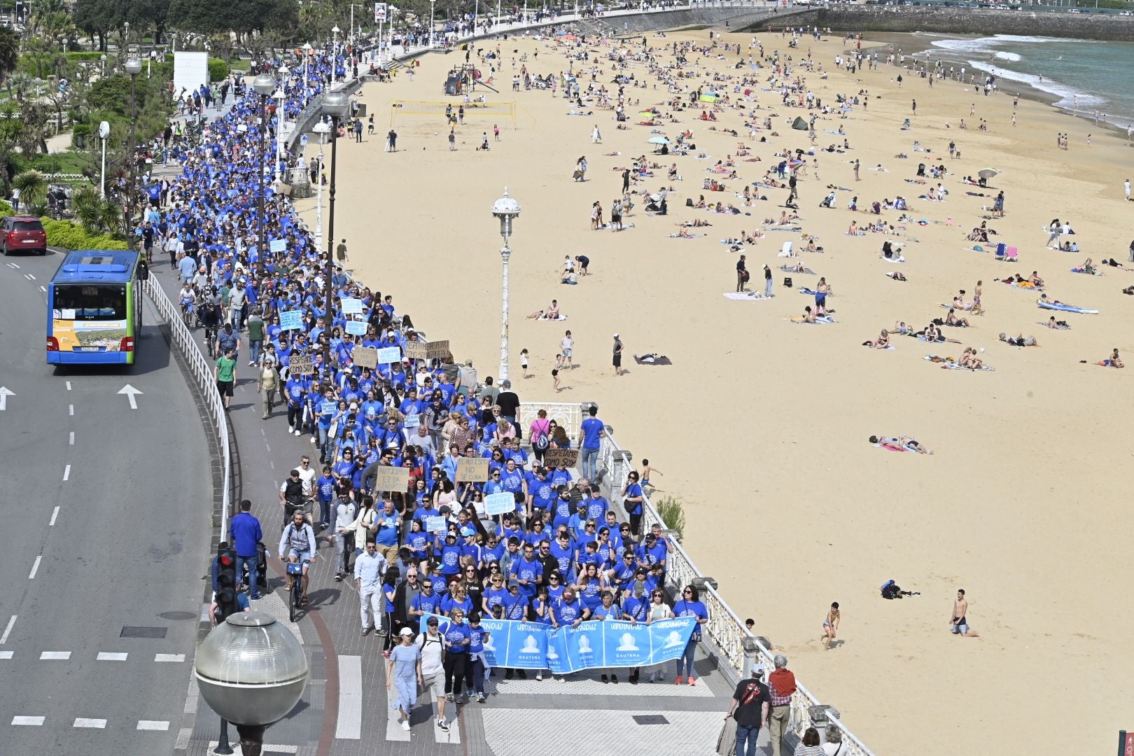 Una marcha azul solidaria con el autismo recorre Donostia