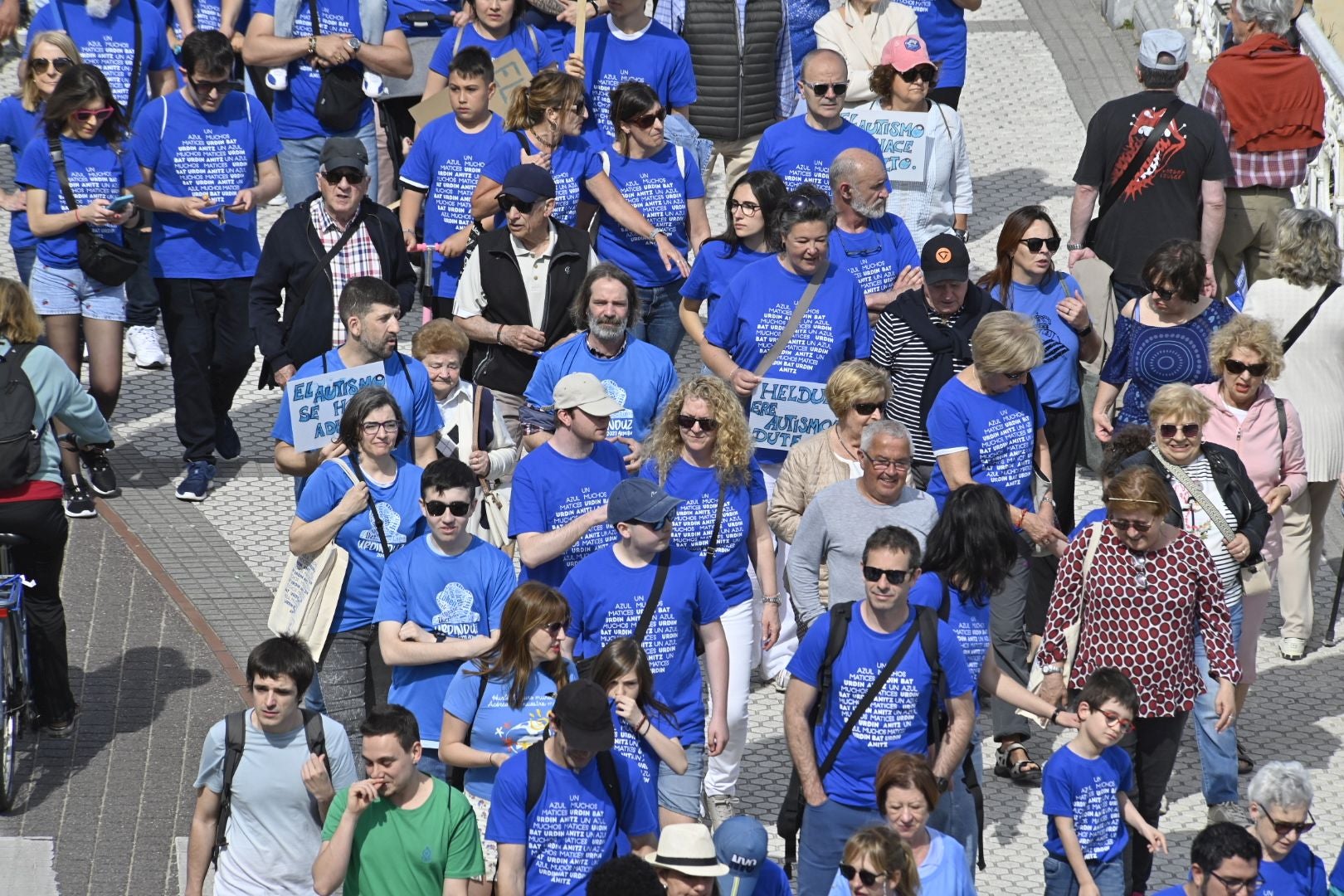 Una marcha azul solidaria con el autismo recorre Donostia