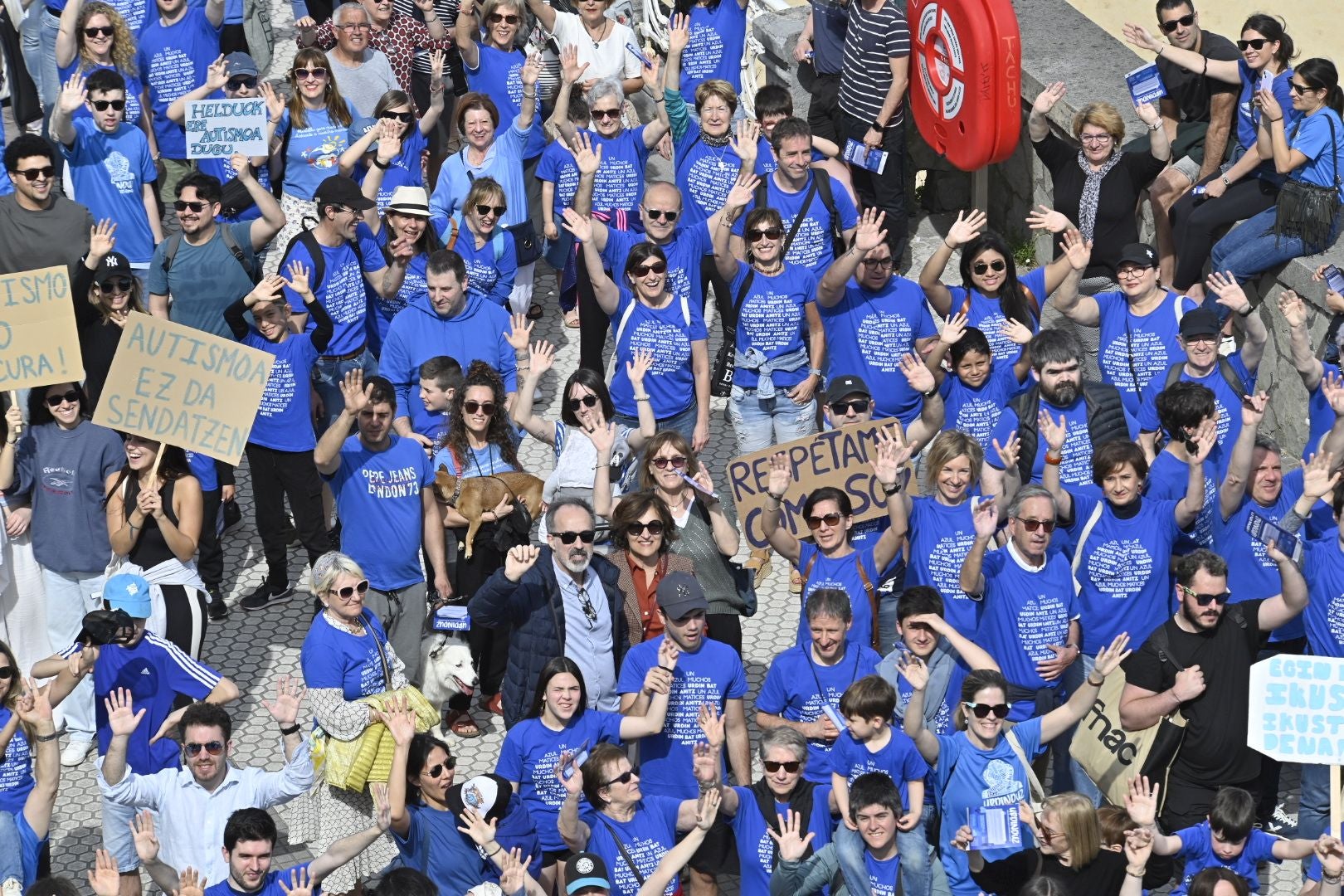 Una marcha azul solidaria con el autismo recorre Donostia
