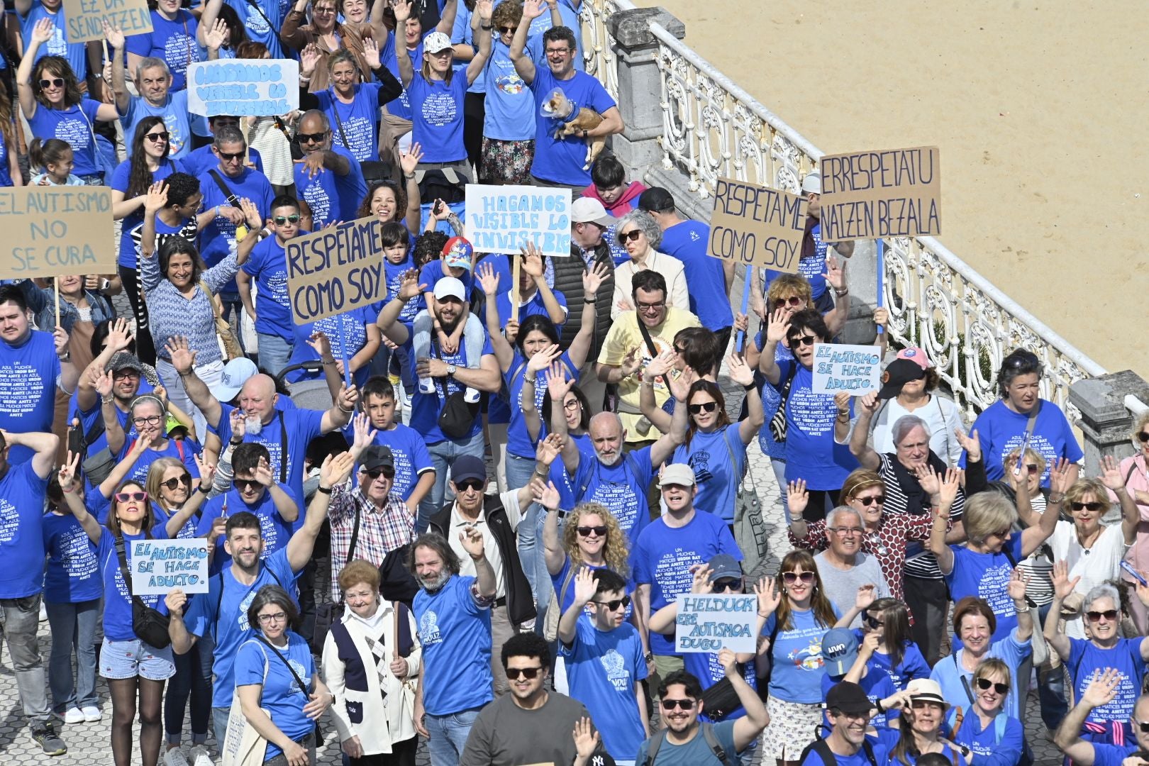 Una marcha azul solidaria con el autismo recorre Donostia