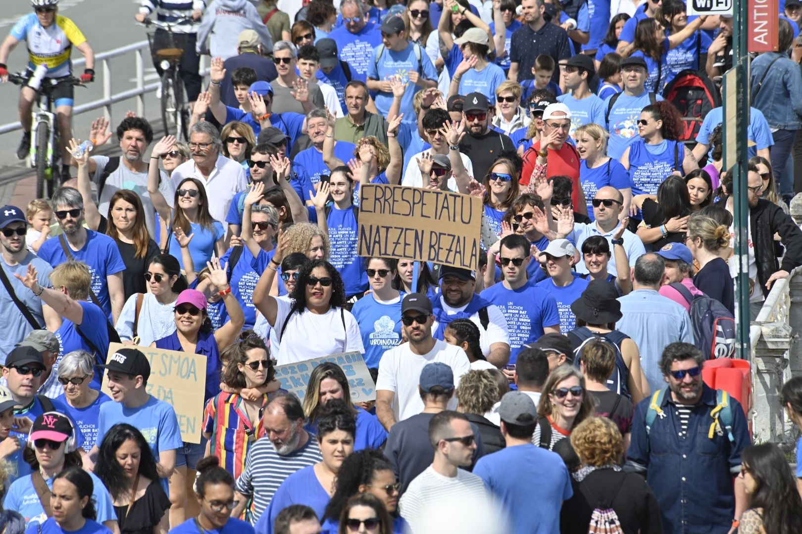 Una marcha azul solidaria con el autismo recorre Donostia