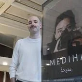 Hasan Oswald, junto al cartel de su documental.