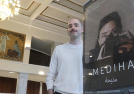 Hasan Oswald, junto al cartel de su documental.