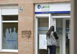 Una mujer entra en una de las oficinas de Lanbide.