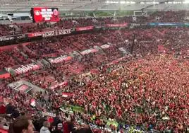 La afición del Leverkusen dedicó a Xabi Alonso el 'Y viva España' de Manolo Escobar.