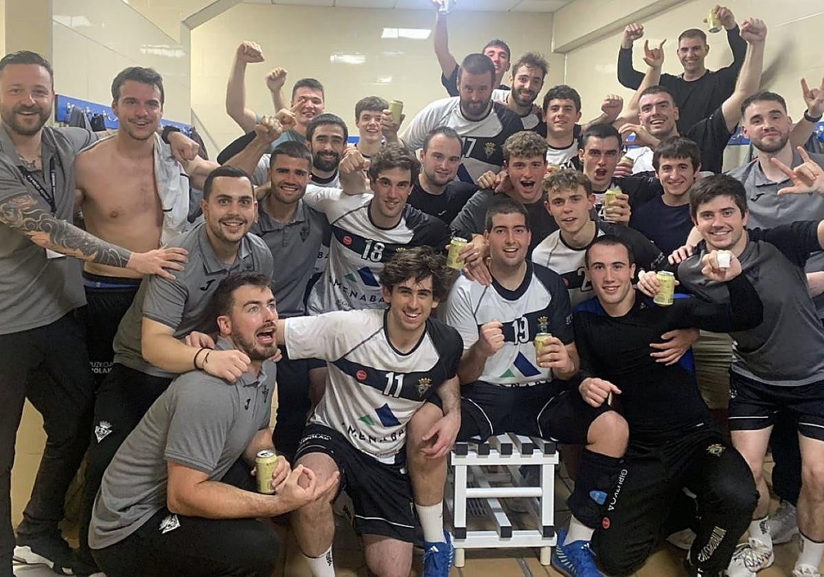 Así de felices posaron en el vestuario tras ganar y proclamarse campeones de grupo.