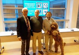 Jose Mari Iturralde, comisario general de la Exposición; Javier Redondo, presidente de la sociedad Canina de Gipuzkoa que organiza la cita, y el adiestrador Álvaro Moreno con Janys, una preciosa australian coverdog.