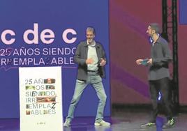 Broncano y Goia bromean con las zapatillas del alcalde.