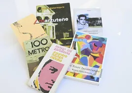 Algunos de los libros escritos por Ramon Saizarbitoria en sus 50 años de trayectoria.