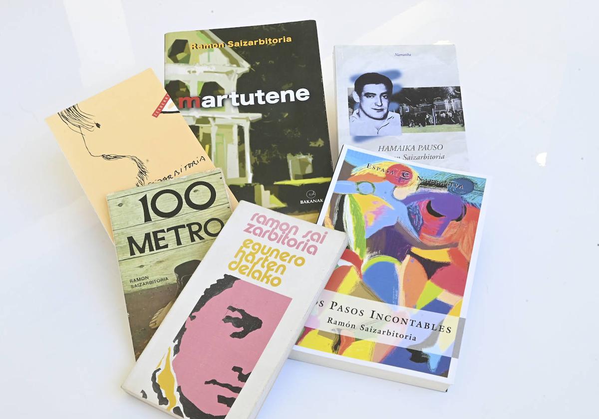 Algunos de los libros escritos por Ramon Saizarbitoria en sus 50 años de trayectoria.