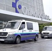 Ambulancias detenidas frente al edificio de Onkologikoa en Donostia.