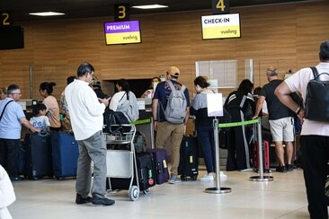 Un grupo de viajeros espera la cola de facturación en el aeropuerto de Hondarribia, en una foto de archivo.