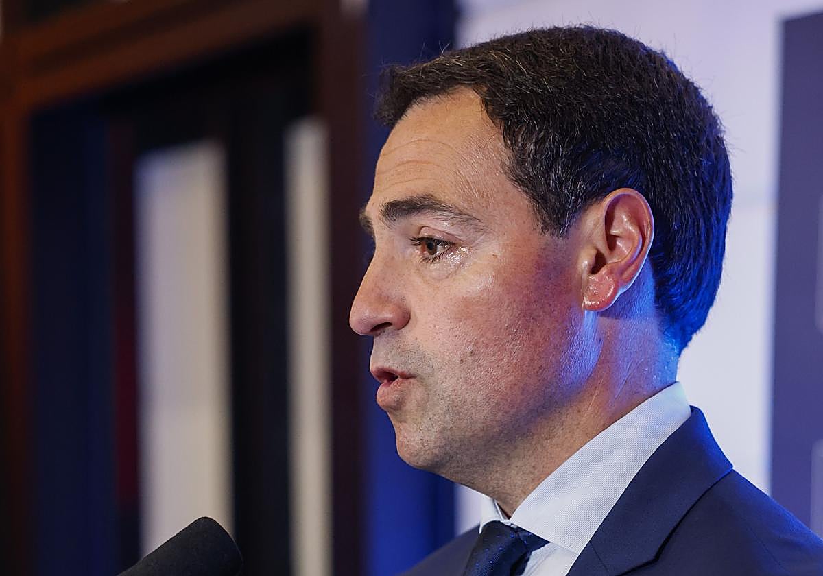 Imanol Pradales, con el ojo izquierdo y el rostro visiblemente afectado por el ataque sufrido antes del debate de anoche.