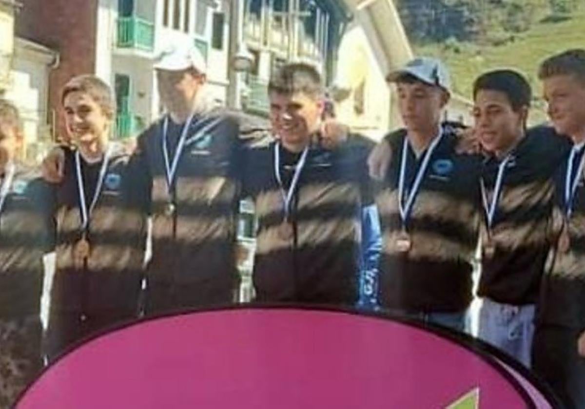 Getariar gazteak borntzezko dominak soinean dituztela.