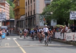 El pelotón principal, con Aner Irizar a la cabeza, cruza la meta en la conclusión del VII Trofeo Club Ciclista Eibarrés.