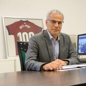 Manu Díaz posa en las oficinas de la Federación Guipuzcoana de Fútbol.
