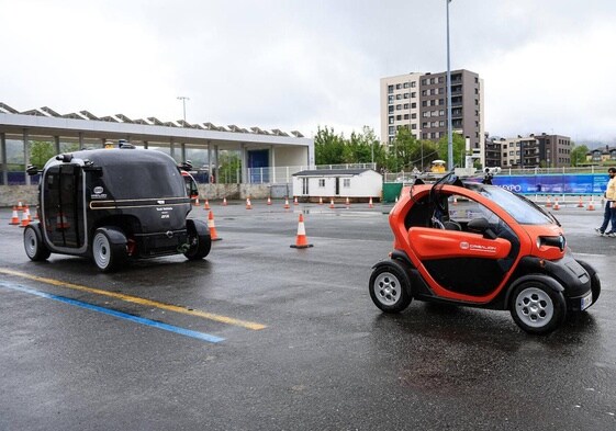 El Renault Twizy naranja que dirige el conductor desde el centro de control marca el camino del Model 1 negro, que detecta cuando el primero acelera o frena.