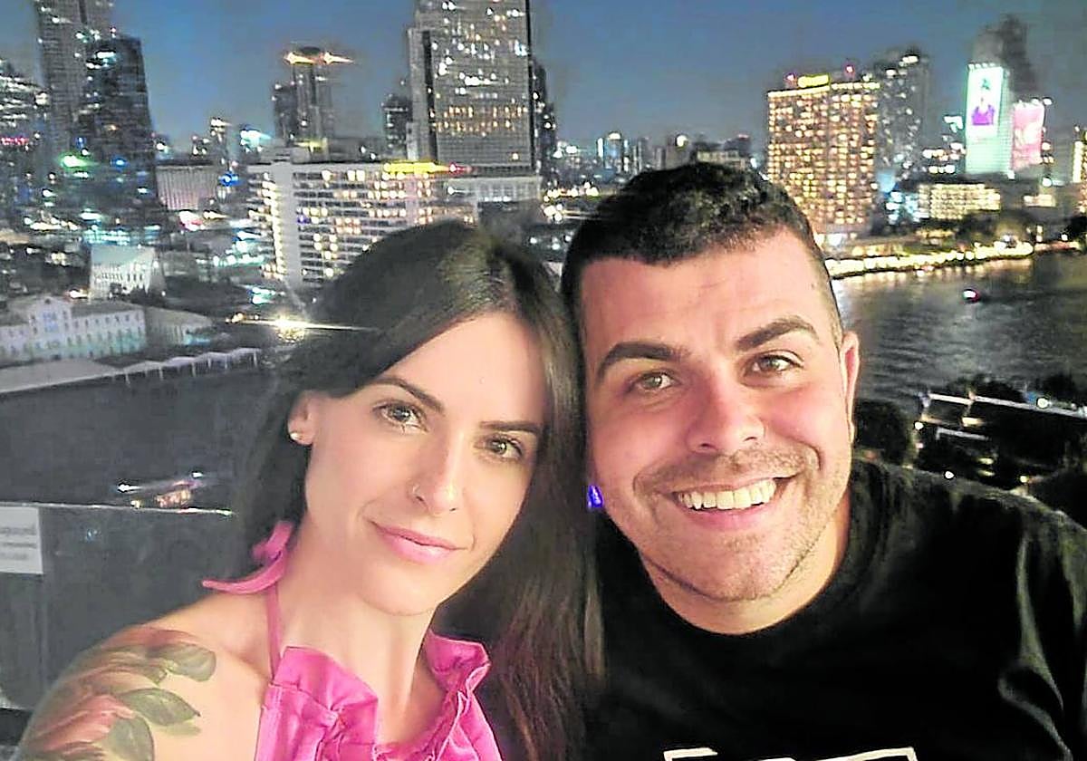 Usoa y Álex, en una foto tomada en Bangkok antes del ingreso.