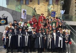 Los representantes de las diferentes cofradías posan en las escaleras del Aquarium, donde tuvo lugar el acto.