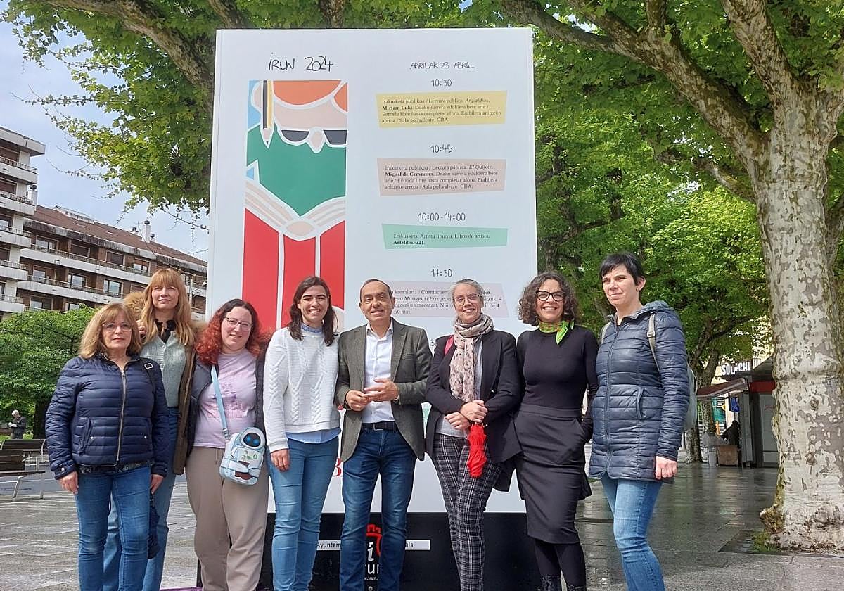 El evento reúne a comerciantes, escritoras, artistas y a los representantes municipales.