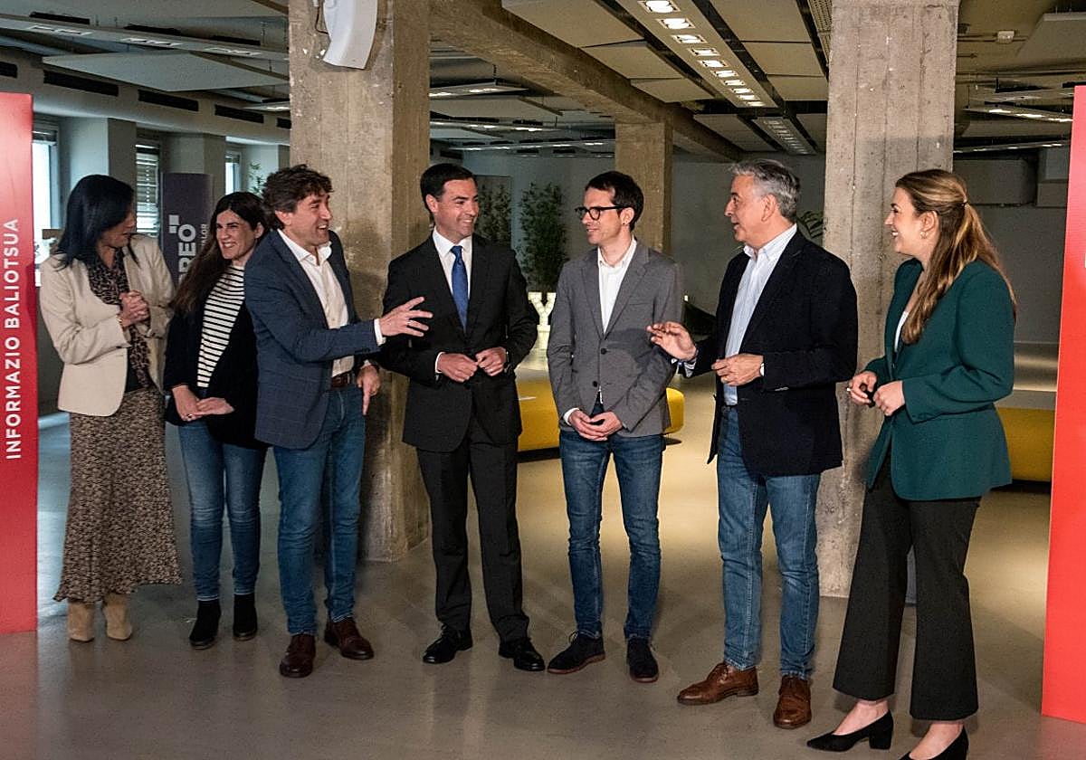 El debate electoral celebrado ayer por El Correo permitió visualizar una pugna bien apretada, pero a la vez contenida. Y es que el duelo cerraba una campaña en la que, por encima de todo, ha imperado el 'fair play' a pesar de los momentos de tensión política y de los chispazos dialécticos. El buen tono ha imperado en líneas generales y la vehemencia de algunos discursos no ha alterado las 'formas'. En ese sentido, el cambio en Euskadi es cada vez más elocuente.