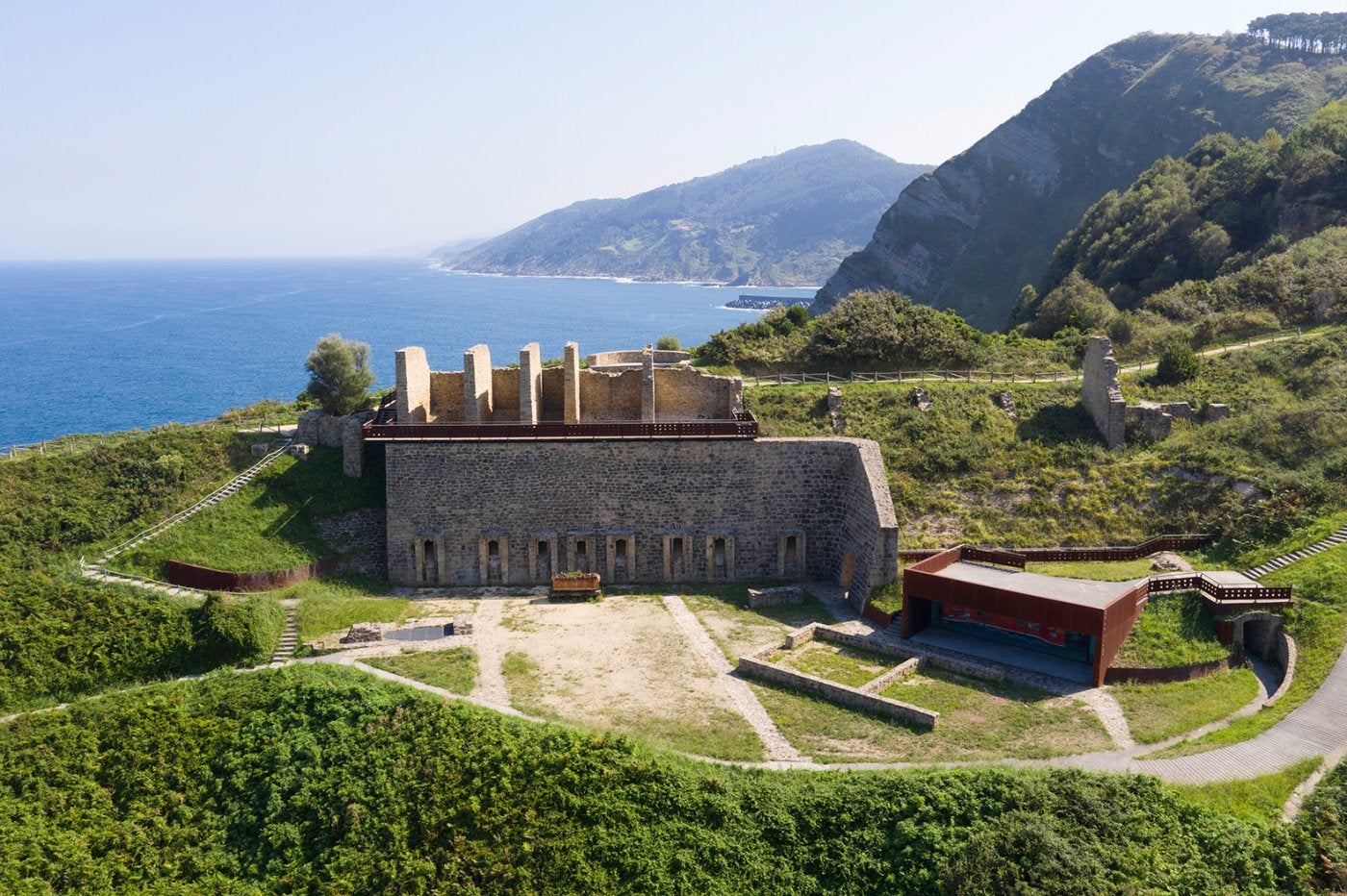 El cargadero de Mollarri, en un entorno privilegiado, se podrá visitar en la salida organizada este sábado.