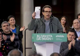 Pello Otxandiano, candidato a lehendakari de EH Bildu, enseña una papeleta de su partido en el acto celebrado este jueves en Vitoria.