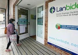 Una mujer entra en una oficia de Lanbide en Gipuzkoa.