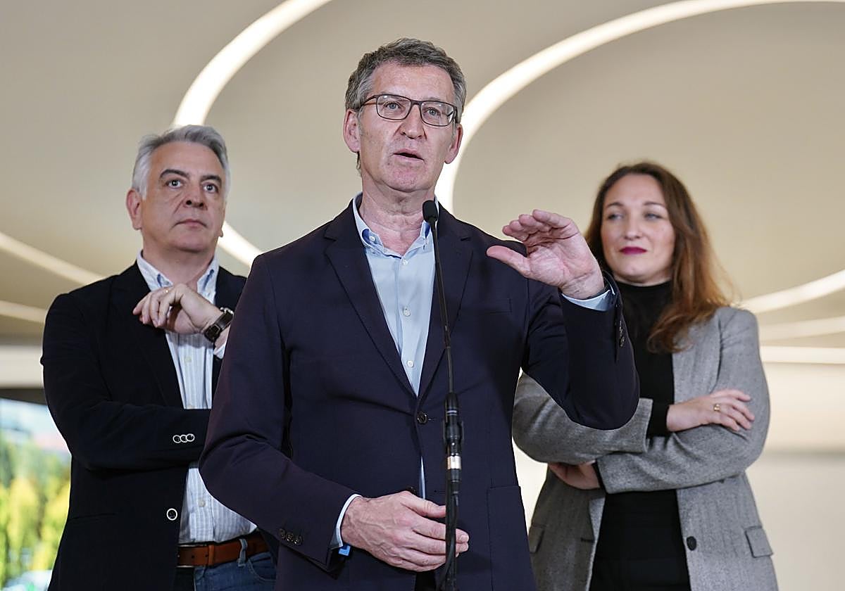 El presidente del PP, Alberto Nuñez Feijóo, interviene durante una visita al Grupo Irizar, en Aduna