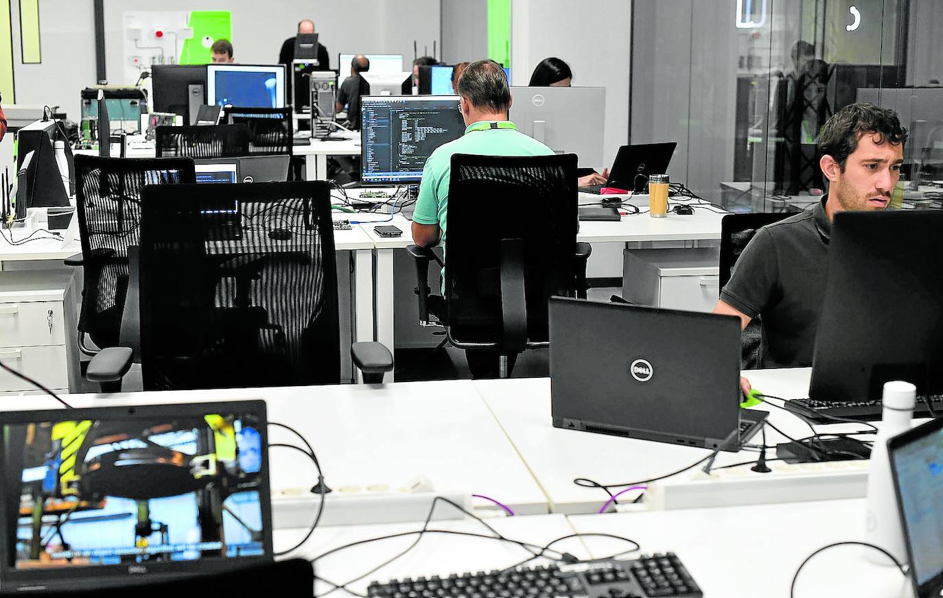 Los ingenieros son uno de los perfiles más demandados por las empresas de Gipuzkoa.