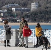 Una familia disfrutando del sol en La Concha