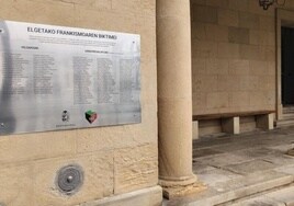 Ya luce en la fachada del ayuntamiento la placa conmemorativa con los nombre de las víctimas.
