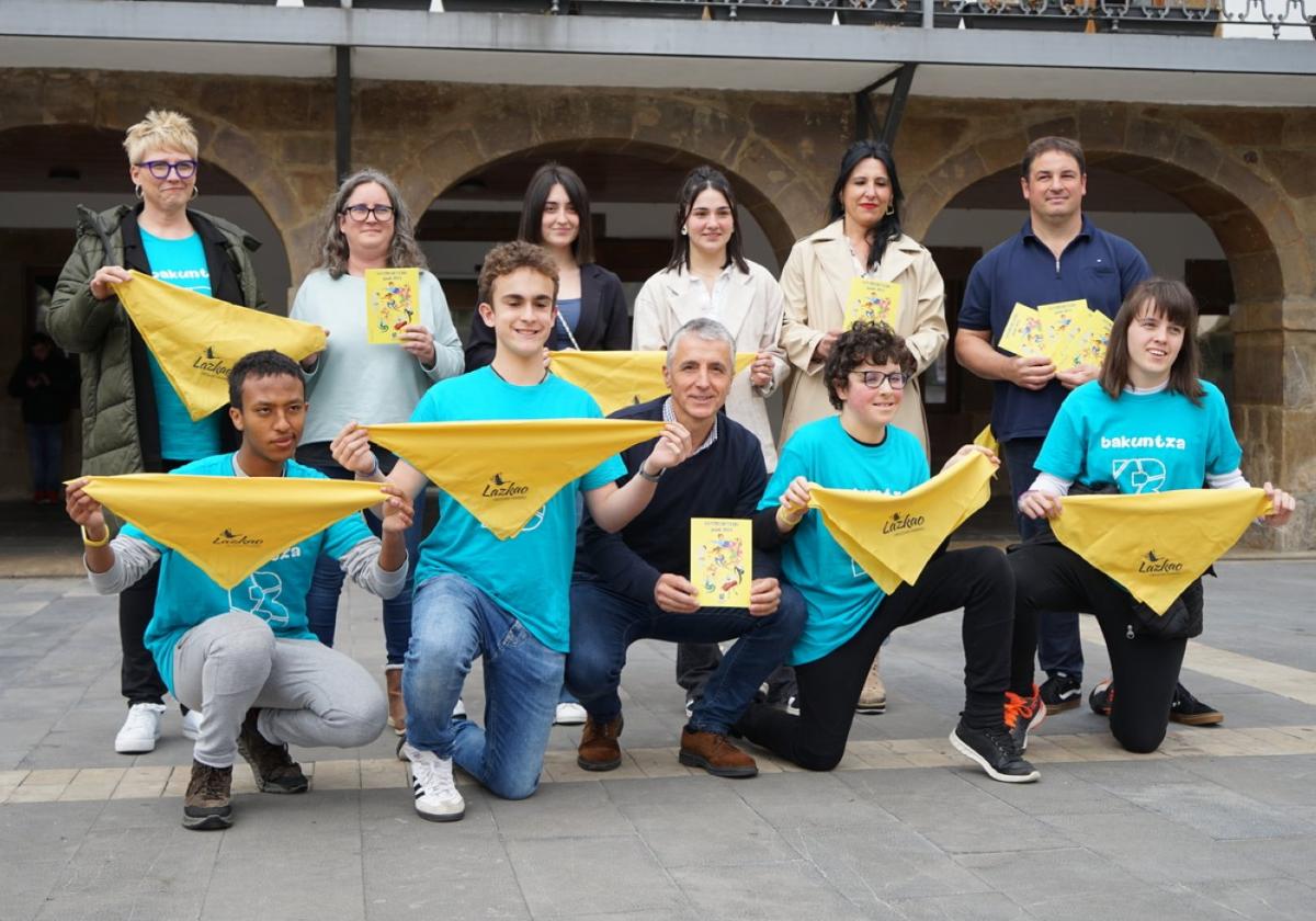 Los representates del Ayuntamiento, Bakuntza y comisión de fiestas, en la presentación.