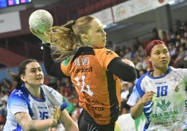 Malena Cavo lanza a portería ante la defensa rival ayer en Huerta del Rey.