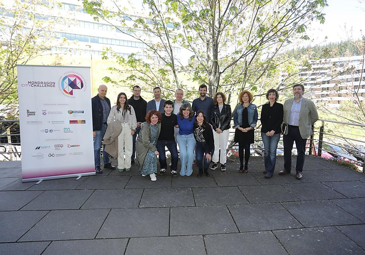 Organizadores, patrocinadores y ponentes posan a la entrada del auditorio Udalaitz Garaia. El público llenó las butacas del auditorio.