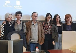 Ainhoa Aizpurua (eskubitik hasita hirugarren) tesiaren aurkezpenean, tesiaren zuzendari eta epaimahaikideekin.