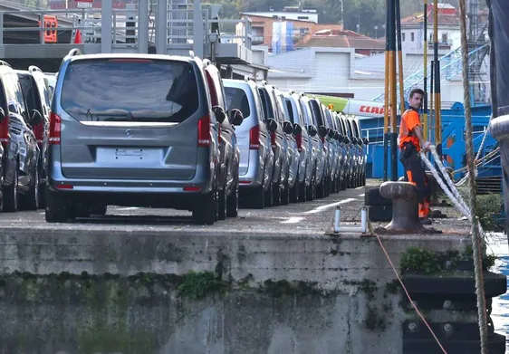 Un práctico del Puerto de Pasaia introduce vehículos en un barco