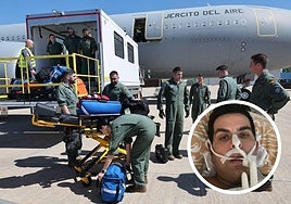 Los médicos y enfermeros militares cargan el avión rumbo a Tailandia para repatriar a Álex García.