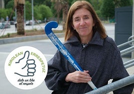 Eli Yarza, con un stick de hockey hierba, en la entrada de la sede de la Federación Guipuzcoana.