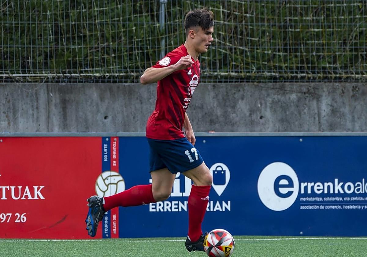 El delantero Carrera conduce el esférico en un partido de esta temporada y hoy se mide al Padura vizcaíno.