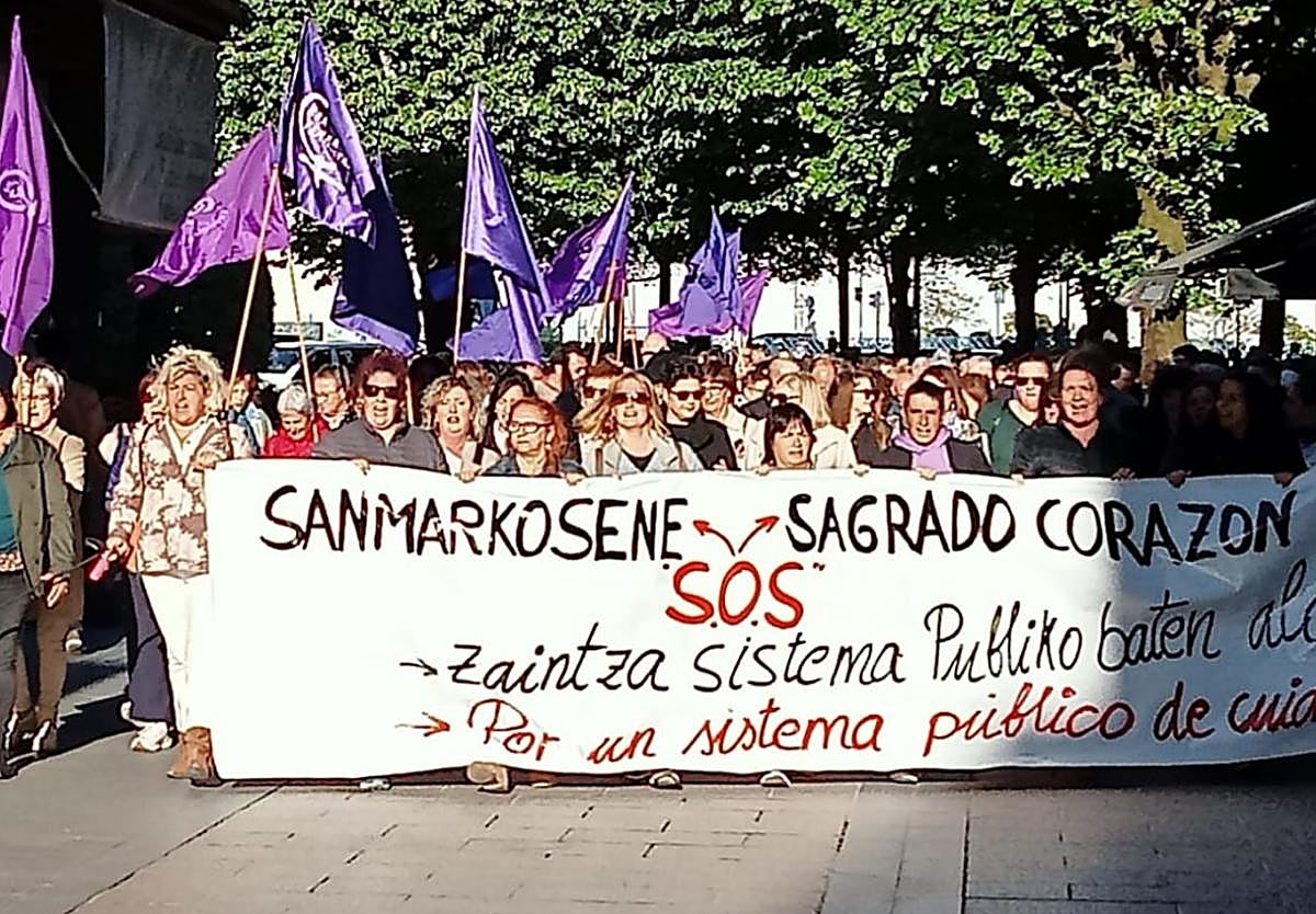 Cientos de personas acudieron a la Alameda para denunciar la «grave» situación en las residencias y alzar la voz por «un sistema público de cuidados».