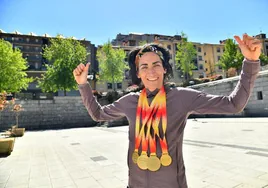 Oihana Kortazar posa feliz con cuatro de las seis medallas logradas en el Campeonato de España de Montaña Trail Running. El resto las repartió con sus compañeros.