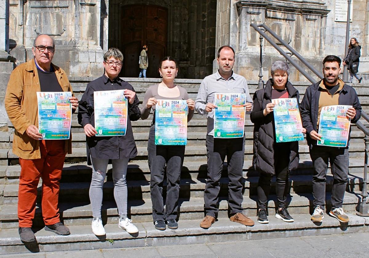Representantes municipales, con el cartel de la oferta de este verano.