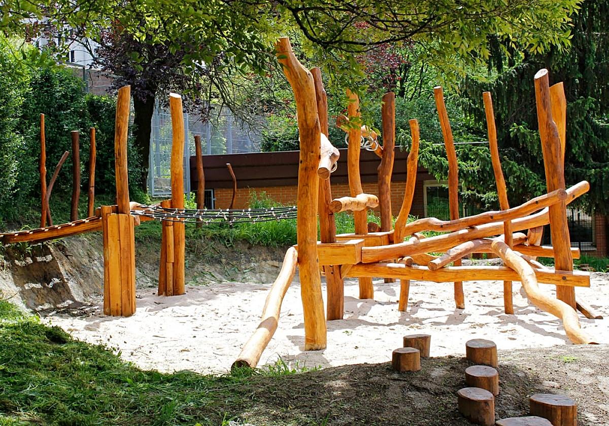 Estructuras de madera por los que explorar y divertirse en el colegio Pablo Garaikoetxea.